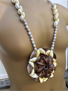 Bold Tahitian Disk Lei